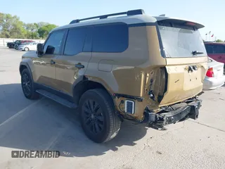 2024 Toyota Land Cruiser z VIN JTEABFAJ9RK012363, wystawiony jako IAAI lot #41859375 z przebiegiem 5 420 mil mil oraz . Historia ofert i sprzedaży dostępna na DreamBid. Obrazek 3.