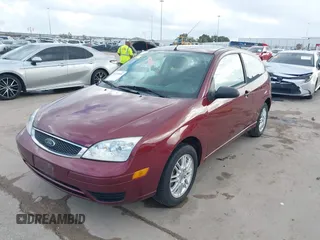 2007 Ford Focus S z VIN 1FAFP31N27W231884, wystawiony jako IAAI lot #41138534 z przebiegiem 84 506 mil mil oraz . Historia ofert i sprzedaży dostępna na DreamBid. Obrazek 2.
