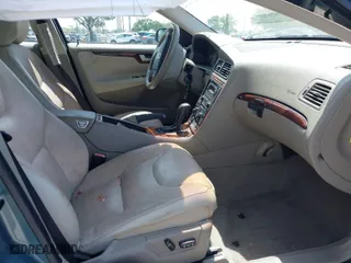 2005 Volvo V70 with VIN YV1SW592152477048, listed as a IAAI auction lot 41875105 with 137,395 mi miles. Bid and sale history available at carsss.com. Image 5.