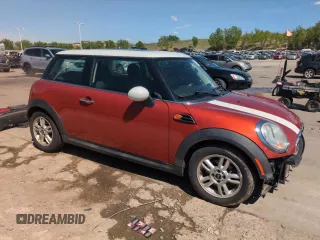 2011 MINI Hardtop z VIN WMWSU3C58BT252888, wystawiony jako Copart lot #55334725 z przebiegiem 59 701 mil mil oraz Szkody całkowita. Historia ofert i sprzedaży dostępna na DreamBid. Obrazek 4.