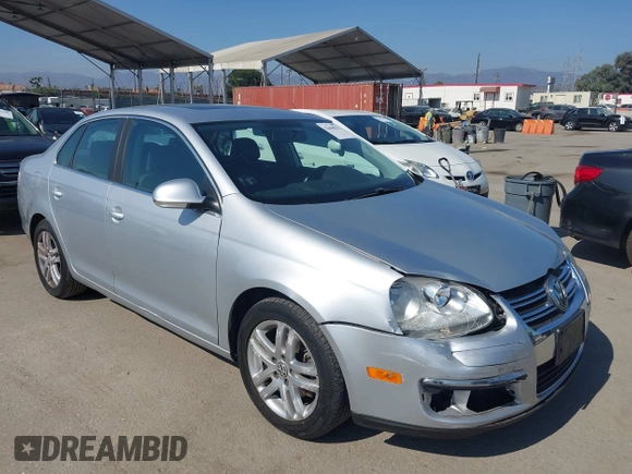 2008 Volkswagen Jetta SE z VIN 3VWRM71KX8M191212, wystawiony jako IAAI lot #42660632 z przebiegiem 198 459 mil mil oraz . Historia ofert i sprzedaży dostępna na DreamBid. Obrazek 1.