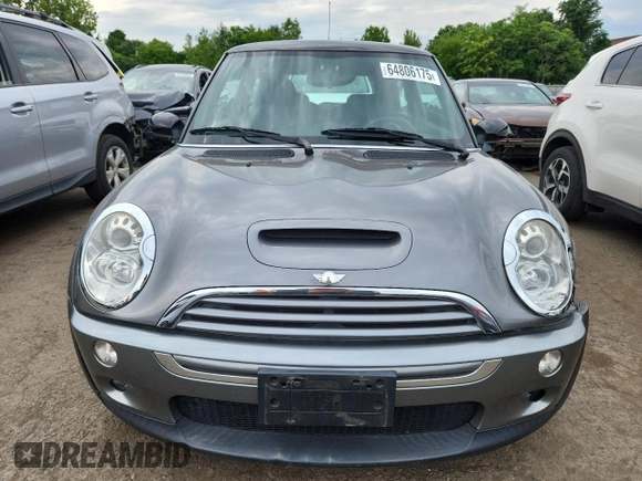 2006 MINI Hardtop S z VIN WMWRE33526TN28483, wystawiony jako Copart lot #64806175 z przebiegiem 76 419 mil mil oraz Szkoda całkowita • Salvage title. Historia ofert i sprzedaży dostępna na DreamBid. Obrazek 5.