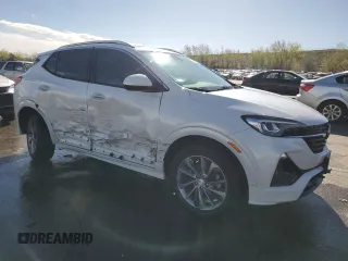 2023 Buick Encore GX Essence z VIN KL4MMGSL7PB086275, wystawiony jako Copart lot #54439755 z przebiegiem 10 933 mil mil oraz Szkoda całkowita • Salvage title. Historia ofert i sprzedaży dostępna na DreamBid. Obrazek 4.