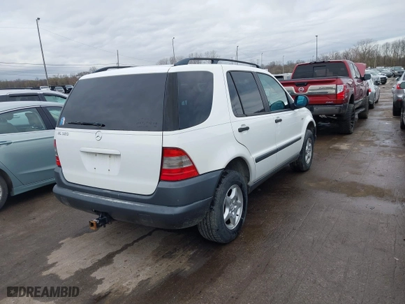 1999 Mercedes-Benz M-Class with VIN 4JGAB54E3XA141663, listed as a IAAI auction lot 41886982 with 196,503 mi miles. Bid and sale history available at carsss.com. Image 4.