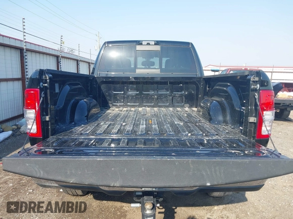 2023 Ram 2500 Tradesman z VIN 3C6UR5CL9PG593221, wystawiony jako IAAI lot #41959202 z przebiegiem 29 303 mil mil oraz . Historia ofert i sprzedaży dostępna na DreamBid. Obrazek 17.
