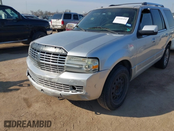 2011 Lincoln Navigator z VIN 5LMJJ2H56BEJ08330, wystawiony jako IAAI lot #41668494 z przebiegiem 266 944 mil mil oraz . Historia ofert i sprzedaży dostępna na DreamBid. Obrazek 6.