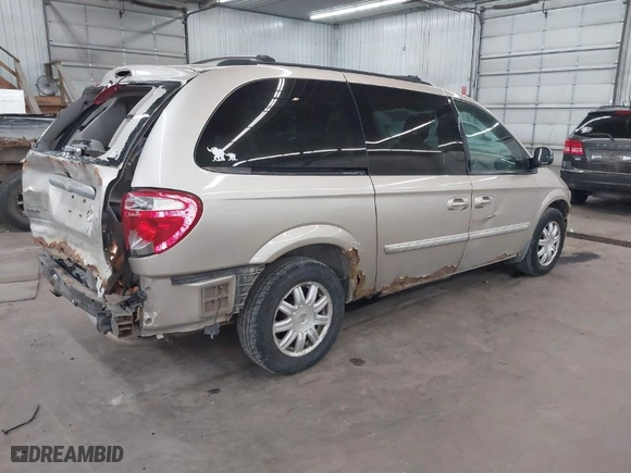 2007 Chrysler Town & Country LWB Touring with VIN 2A8GP54L87R170109, listed as a IAAI auction lot 41785286 with 151,389 mi miles. Bid and sale history available at carsss.com. Image 4.