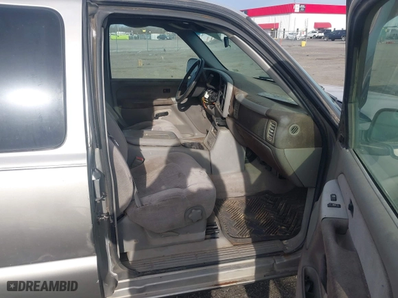 2000 Chevrolet Silverado 1500 LS with VIN 2GCEC19T4Y1217633, listed as a IAAI auction lot 41738532 with 1 mi miles. Bid and sale history available at carsss.com. Image 5.