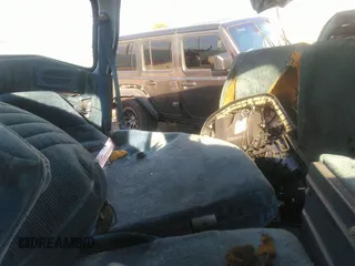 1989 GMC Suburban z VIN 1GKGR26N6KF525569, wystawiony jako IAAI lot #34895460 z przebiegiem Nie podano mil oraz . Historia ofert i sprzedaży dostępna na DreamBid. Obrazek 8.