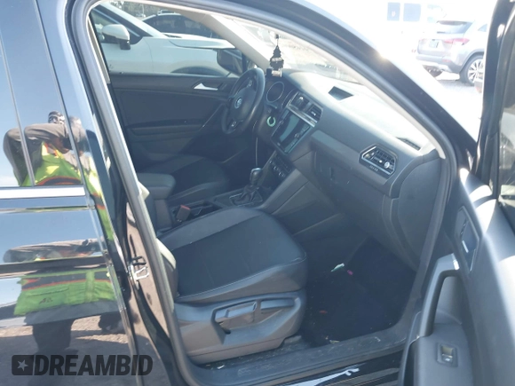 2020 Volkswagen Tiguan SE z VIN 3VV3B7AX1LM019574, wystawiony jako IAAI lot #41450002 z przebiegiem 44 553 mil mil oraz . Historia ofert i sprzedaży dostępna na DreamBid. Obrazek 5.