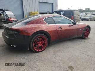 2009 Maserati GranTurismo z VIN ZAMGJ45A790044249, wystawiony jako Copart lot #60431895 z przebiegiem 37 955 mil mil oraz Czysty tytuł • Clean title. Historia ofert i sprzedaży dostępna na DreamBid. Obrazek 3.