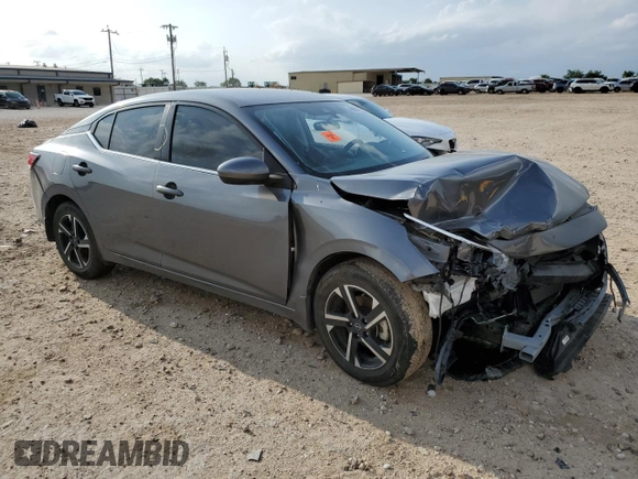 2024 Nissan Sentra SV z VIN 3N1AB8CV0RY323832, wystawiony jako Copart lot #55803155 z przebiegiem 7 346 mil mil oraz Szkoda całkowita • Salvage title. Historia ofert i sprzedaży dostępna na DreamBid. Obrazek 4.