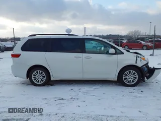2017 Toyota Sienna XLE Auto Access Seat with VIN 5TDYZ3DC4HS852620, listed as a IAAI auction lot 40988036 with 82,581 mi miles. Bid and sale history available at carsss.com. Image 14.