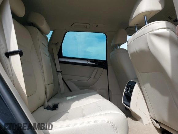 2016 Volkswagen Touareg Sport z VIN WVGEF9BP3GD008823, wystawiony jako Copart lot #56838985 z przebiegiem 49 612 mil mil oraz Nie do naprawy • Non repairable. Historia ofert i sprzedaży dostępna na DreamBid. Obrazek 11.