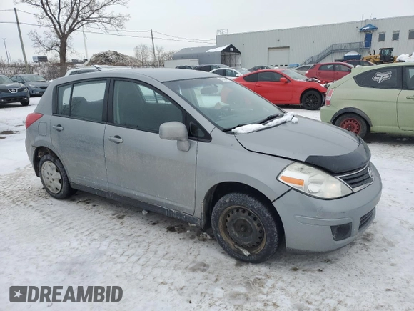 2010 Nissan Versa S z VIN 3N1BC1CP2AL403483, wystawiony jako Copart lot #46394465 z przebiegiem 270 270 mil mil oraz Szkoda całkowita • Salvage title. Historia ofert i sprzedaży dostępna na DreamBid. Obrazek 4.