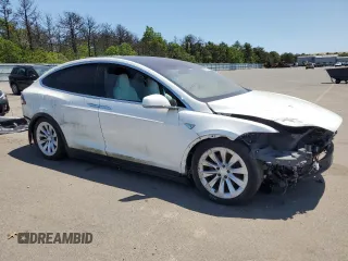 2016 Tesla Model X 70D z VIN 5YJXCAE26GF004233, wystawiony jako Copart lot #58378805 z przebiegiem 90 133 mil mil oraz Szkoda całkowita • Salvage title. Historia ofert i sprzedaży dostępna na DreamBid. Obrazek 4.
