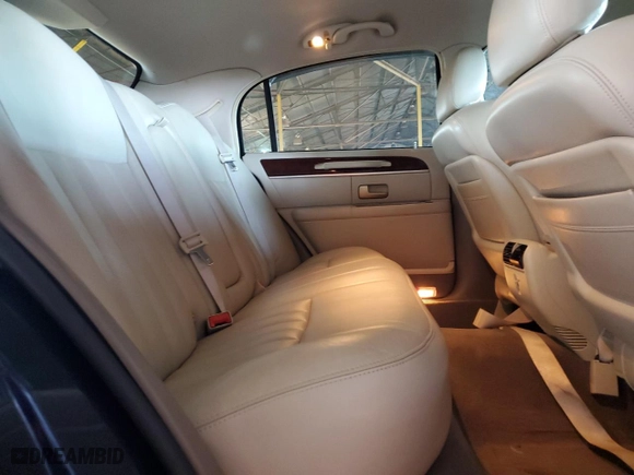 2004 Lincoln Town Car Signature with VIN 1LNHM81W24Y635183, listed as a Copart auction lot 47653865 with 128,037 mi miles and Clean Title. Bid and sale history available at carsss.com. Image 10.
