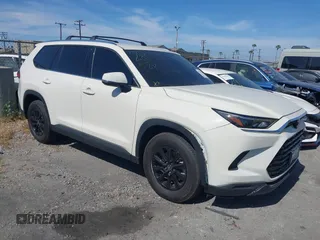 2024 Toyota Highlander XLE z VIN 5TDAAAA59RS007427, wystawiony jako IAAI lot #42272224 z przebiegiem 14 260 mil mil oraz . Historia ofert i sprzedaży dostępna na DreamBid. Obrazek 1.