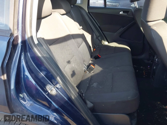 2014 Volkswagen Tiguan SE z VIN WVGAV3AX7EW541355, wystawiony jako IAAI lot #42032798 z przebiegiem 220 940 mil mil oraz . Historia ofert i sprzedaży dostępna na DreamBid. Obrazek 8.
