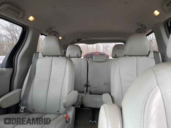 2012 Toyota Sienna XLE z VIN 5TDDK3DC6CS043440, wystawiony jako Copart lot #50408865 z przebiegiem 229 239 mil mil oraz Szkoda całkowita • Salvage title. Historia ofert i sprzedaży dostępna na DreamBid. Obrazek 10.