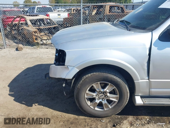 2013 Ford Expedition Limited z VIN 1FMJU1K55DEF45140, wystawiony jako IAAI lot #40653896 z przebiegiem 178 027 mil mil oraz . Historia ofert i sprzedaży dostępna na DreamBid. Obrazek 17.