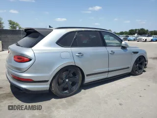 2022 Bentley Bentayga V8 z VIN SJAAM2ZV9NC011752, wystawiony jako Copart lot #54847785 z przebiegiem Nie podano mil oraz Nie do naprawy. Historia ofert i sprzedaży dostępna na DreamBid. Obrazek 3.