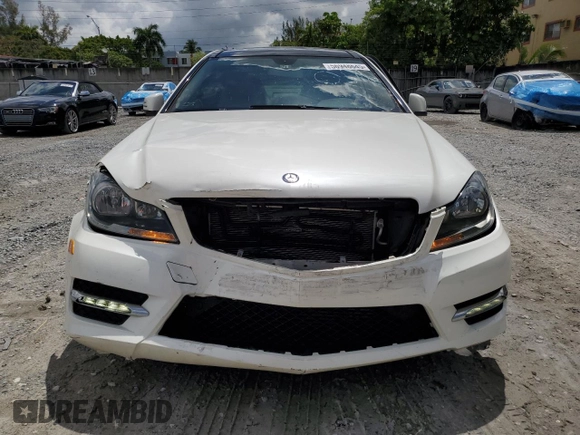 2013 Mercedes-Benz C 250 z VIN WDDGJ4HB8DG031492, wystawiony jako Copart lot #56948645 z przebiegiem 80 972 mil mil oraz Szkoda całkowita • Salvage title. Historia ofert i sprzedaży dostępna na DreamBid. Obrazek 5.
