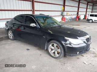 2007 BMW 5 Series 525i z VIN WBANE53557CW68460, wystawiony jako IAAI lot #42445656 z przebiegiem 126 947 mil mil oraz . Historia ofert i sprzedaży dostępna na DreamBid. Obrazek 1.