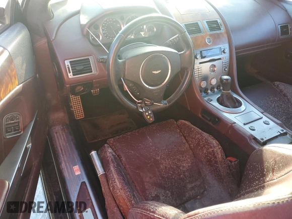 2006 Aston Martin DB9 z VIN SCFAB02A96GB04608, wystawiony jako Copart lot #76550654 z przebiegiem Nie podano mil oraz Nie do naprawy. Historia ofert i sprzedaży dostępna na DreamBid. Obrazek 8.