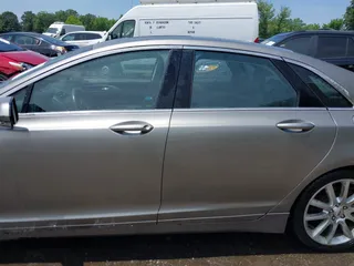 2016 Lincoln MKZ z VIN 3LN6L2J97GR617086, wystawiony jako IAAI lot #42446924 z przebiegiem 107 591 mil mil oraz . Historia ofert i sprzedaży dostępna na DreamBid. Obrazek 14.