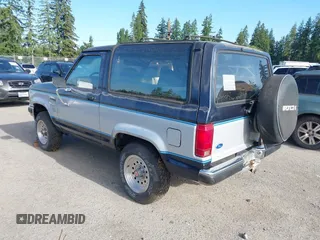 1989 Ford Bronco z VIN 1FMCU14T7KUB49671, wystawiony jako IAAI lot #42404266 z przebiegiem 22 883 mil mil oraz . Historia ofert i sprzedaży dostępna na DreamBid. Obrazek 3.