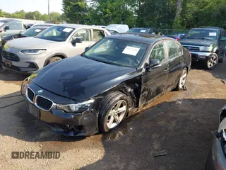 2013 BMW 3 Series 320i xDrive z VIN WBA3C3C53DF979221, wystawiony jako IAAI lot #42577544 z przebiegiem 97 135 mil mil oraz . Historia ofert i sprzedaży dostępna na DreamBid. Obrazek 2.