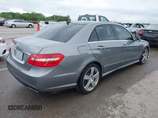 2011 Mercedes-Benz E 350 Luxury z VIN WDDHF8HBXBA338420, wystawiony jako IAAI lot #42155045 z przebiegiem 196 075 mil mil oraz . Historia ofert i sprzedaży dostępna na DreamBid. Obrazek 4.