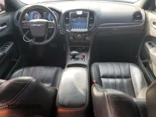 2014 Chrysler 300 S z VIN 2C3CCAGGXEH120747, wystawiony jako Copart lot #54400005 z przebiegiem 135 743 mil mil oraz Szkoda całkowita • Salvage title. Historia ofert i sprzedaży dostępna na DreamBid. Obrazek 8.
