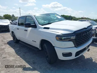 2025 Ram 1500 Big Horn z VIN 1C6RREFG6SN534289, wystawiony jako IAAI lot #41965903 z przebiegiem 11 349 mil mil oraz . Historia ofert i sprzedaży dostępna na DreamBid. Obrazek 1.