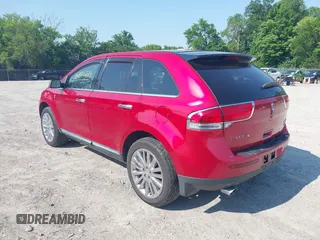 2011 Lincoln MKX z VIN 2LMDJ8JK5BBJ23713, wystawiony jako IAAI lot #42470229 z przebiegiem 185 783 mil mil oraz . Historia ofert i sprzedaży dostępna na DreamBid. Obrazek 3.