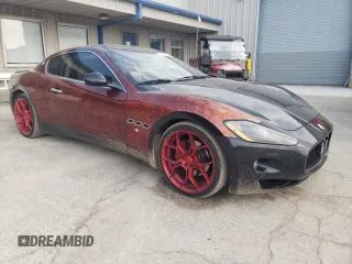 2009 Maserati GranTurismo z VIN ZAMGJ45A790044249, wystawiony jako Copart lot #60431895 z przebiegiem 37 955 mil mil oraz Czysty tytuł • Clean title. Historia ofert i sprzedaży dostępna na DreamBid. Obrazek 4.