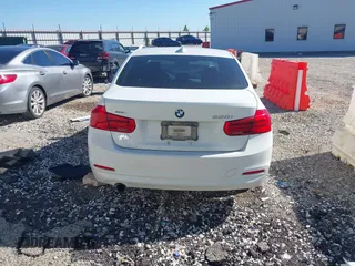 2017 BMW 3 Series 320i z VIN WBA8E1G50HNU14757, wystawiony jako IAAI lot #40429182 z przebiegiem 118 032 mil mil oraz . Historia ofert i sprzedaży dostępna na DreamBid. Obrazek 16.