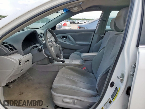 2010 Toyota Camry z VIN 4T1BF3EK9AU528161, wystawiony jako Copart lot #59441395 z przebiegiem 110 663 mil mil oraz Czysty tytuł • Clean title. Historia ofert i sprzedaży dostępna na DreamBid. Obrazek 7.