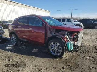 2023 Buick Encore GX Essence z VIN KL4MMFSL9PB112935, wystawiony jako Copart lot #48322385 z przebiegiem 8 972 mil mil oraz Szkoda całkowita • Salvage title. Historia ofert i sprzedaży dostępna na DreamBid. Obrazek 4.