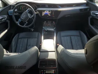 2022 Audi e-tron Premium z VIN WA1AAAGE0NB023860, wystawiony jako Copart lot #57395415 z przebiegiem 52 335 mil mil oraz Nie do naprawy. Historia ofert i sprzedaży dostępna na DreamBid. Obrazek 8.
