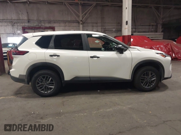 2024 Nissan Rogue S z VIN 5N1BT3AB2RC732834, wystawiony jako IAAI lot #42362033 z przebiegiem 6 642 mil mil oraz . Historia ofert i sprzedaży dostępna na DreamBid. Obrazek 14.
