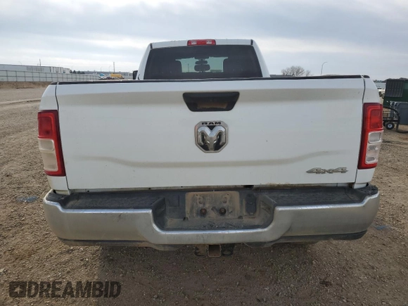 2023 Ram 2500 Tradesman z VIN 3C6UR5HJ6PG500730, wystawiony jako Copart lot #57287255 z przebiegiem 124 467 mil mil oraz Szkoda całkowita • Salvage title. Historia ofert i sprzedaży dostępna na DreamBid. Obrazek 6.