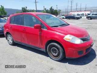 2011 Nissan Versa SL z VIN 3N1BC1CP2BL505481, wystawiony jako IAAI lot #42347048 z przebiegiem 174 559 mil mil oraz . Historia ofert i sprzedaży dostępna na DreamBid. Obrazek 1.