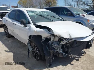 2023 Toyota Camry SE z VIN 4T1G11AK1PU774077, wystawiony jako IAAI lot #41747862 z przebiegiem 63 106 mil mil oraz . Historia ofert i sprzedaży dostępna na DreamBid. Obrazek 1.