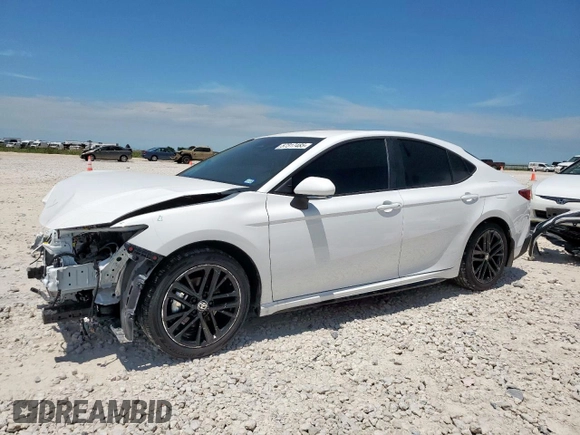 2025 Toyota Camry LE z VIN 4T1DAACK2SU556335, wystawiony jako Copart lot #57317485 z przebiegiem 3 410 mil mil oraz Szkoda całkowita • Salvage title. Historia ofert i sprzedaży dostępna na DreamBid. Obrazek 1.