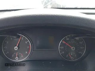 2018 Kia Optima LX z VIN 5XXGT4L30JG202534, wystawiony jako IAAI lot #42222497 z przebiegiem Nie podano mil oraz . Historia ofert i sprzedaży dostępna na DreamBid. Obrazek 7.