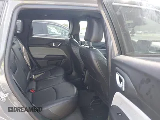 2023 Jeep Compass Latitude Lux z VIN 3C4NJDFN8PT531229, wystawiony jako IAAI lot #42383427 z przebiegiem 6 979 mil mil oraz . Historia ofert i sprzedaży dostępna na DreamBid. Obrazek 8.