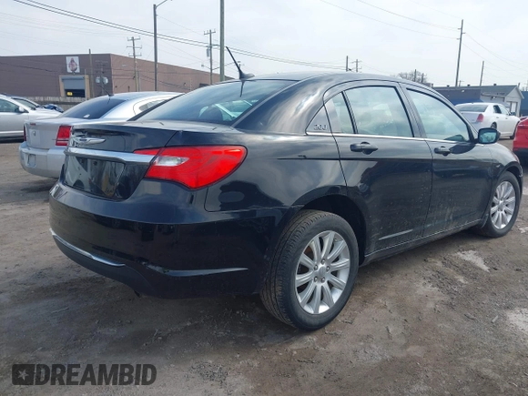 2013 Chrysler 200 Touring z VIN 1C3CCBBB5DN699931, wystawiony jako IAAI lot #42023004 z przebiegiem 62 737 mil mil oraz . Historia ofert i sprzedaży dostępna na DreamBid. Obrazek 4.
