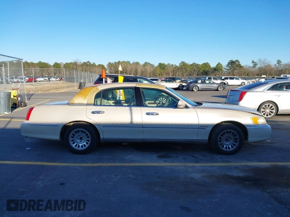 2001 Lincoln Town Car Cartier z VIN 1LNHM83W21Y621003, wystawiony jako IAAI lot #41291516 z przebiegiem 145 455 mil mil oraz . Historia ofert i sprzedaży dostępna na DreamBid. Obrazek 13.